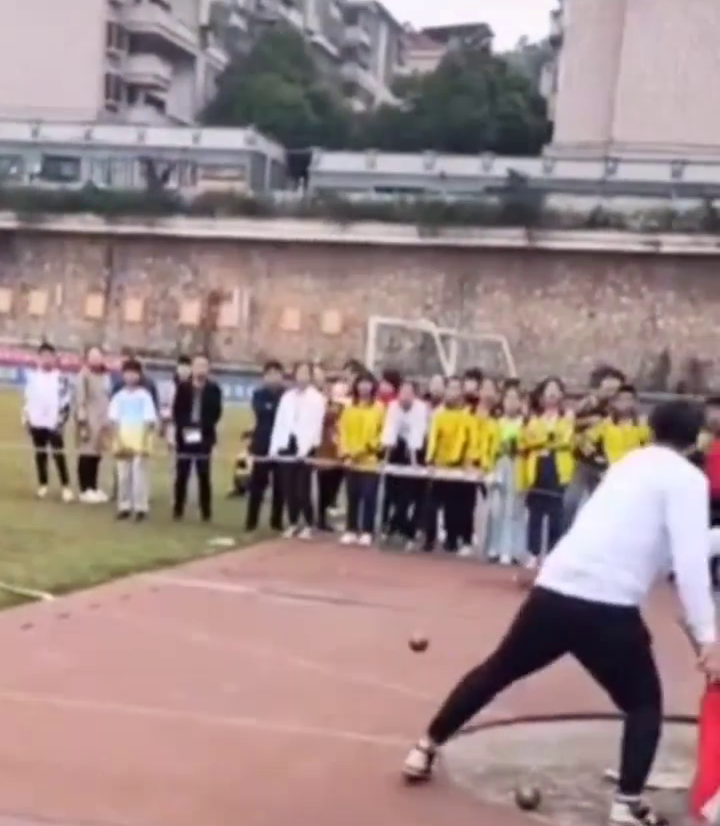 女生抛铅球失误差点砸中自己 老师神反应避免意外发生