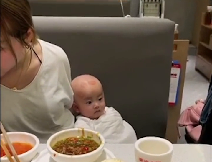 太可爱了！4个月萌娃光头上被妈妈的闺蜜亲了好几个唇印 醒来一脸懵