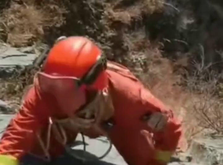 心疼！消防员连续奋战3天，站着睡着……