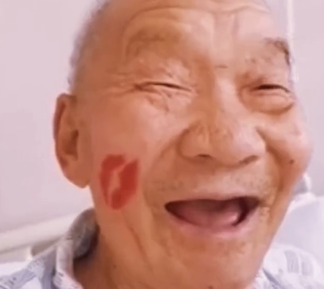 5旬儿子涂口红亲9旬父亲，留下大红印，老人瞬间害羞笑了