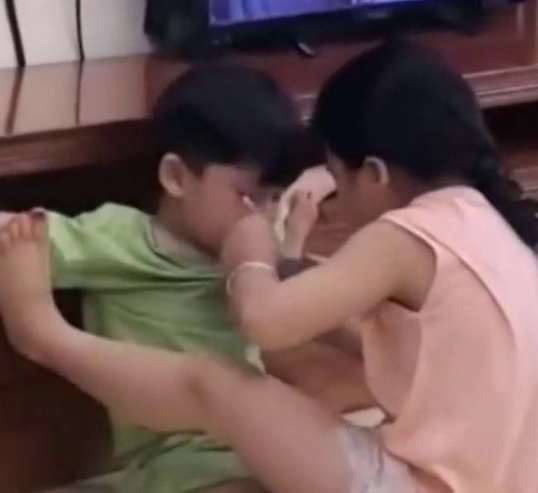 弟弟不好好吃饭满屋乱跑，被姐姐强行摁住手脚，瞬间变乖！