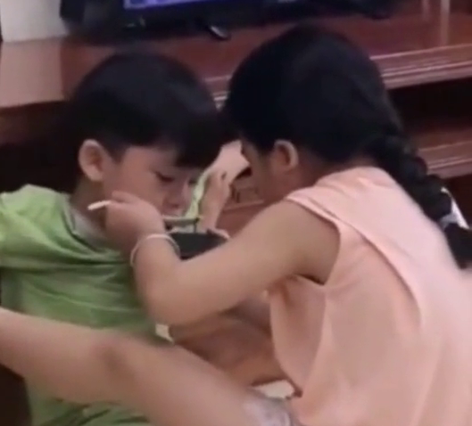 弟弟不好好吃饭满屋乱跑，被姐姐强行摁住手脚，瞬间变乖！