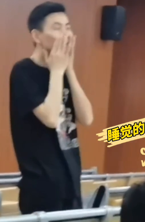 羡慕了！老师课堂上为学生表演口技，模仿公鸡打鸣惟妙惟肖