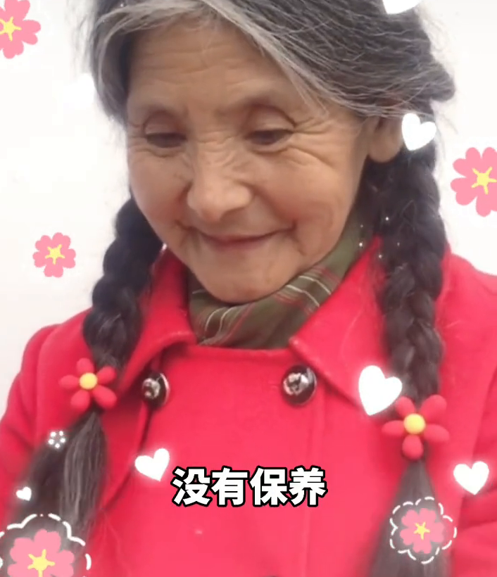 66岁老人因神仙颜值走红 眼神清澈宛如童话公主