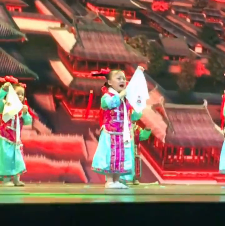 萌翻了！幼儿园萌娃台上边哭边表演，老师：一直在台下鼓励她坚持