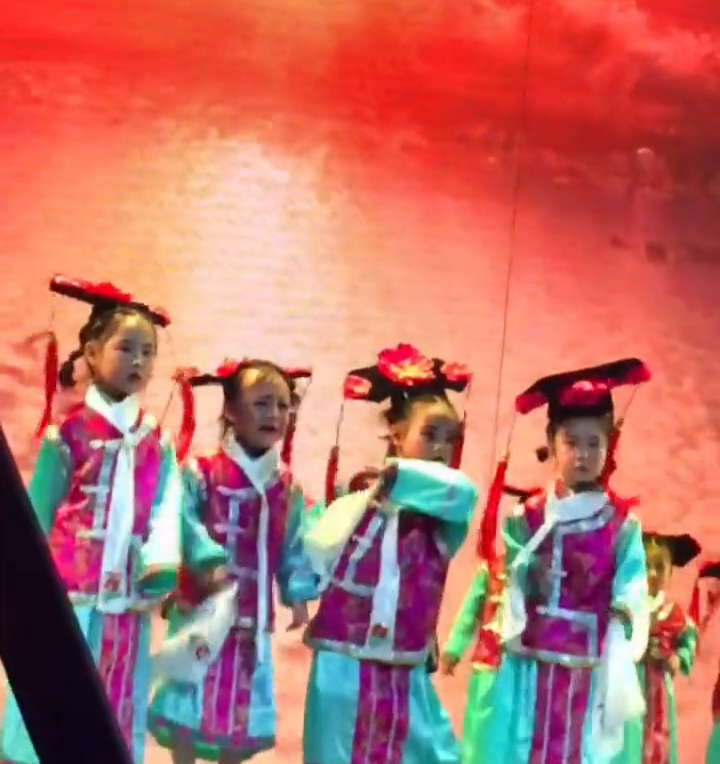 萌翻了！幼儿园萌娃台上边哭边表演，老师：一直在台下鼓励她坚持