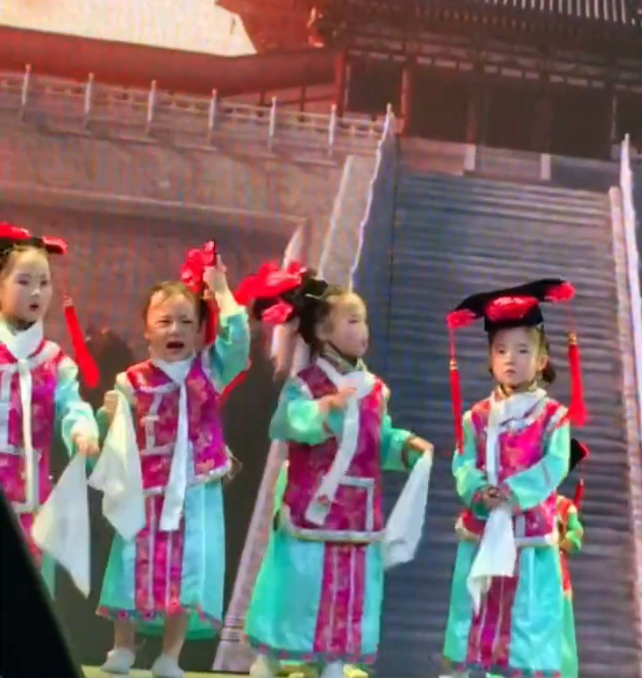 萌翻了！幼儿园萌娃台上边哭边表演，老师：一直在台下鼓励她坚持