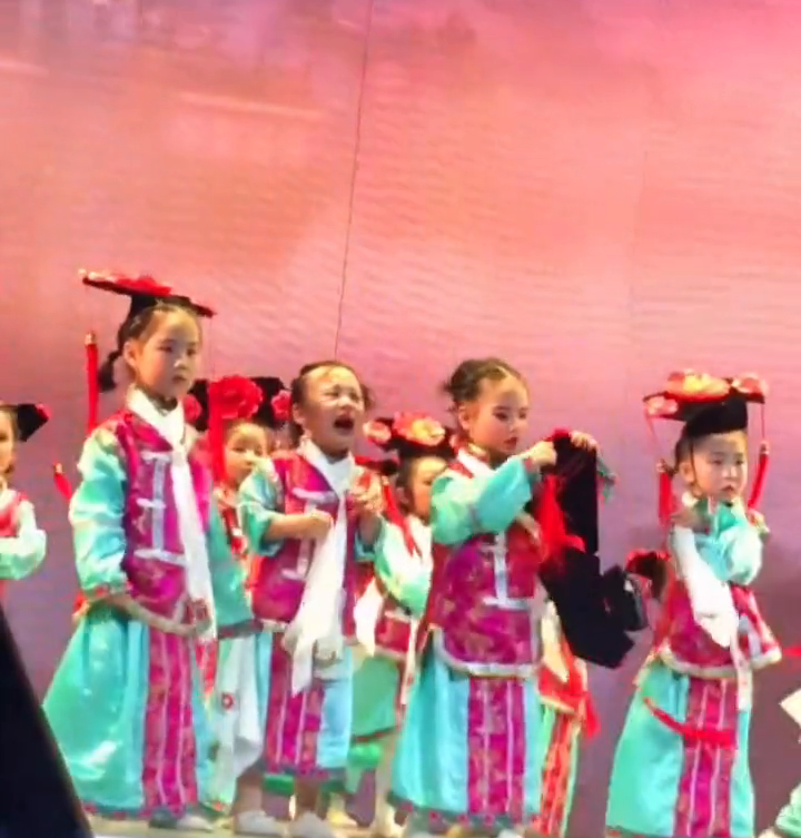 萌翻了！幼儿园萌娃台上边哭边表演，老师：一直在台下鼓励她坚持