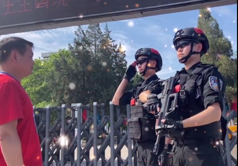 特警正在高考执勤，被以前的班主任一眼认出，网友：班主任一定很骄傲