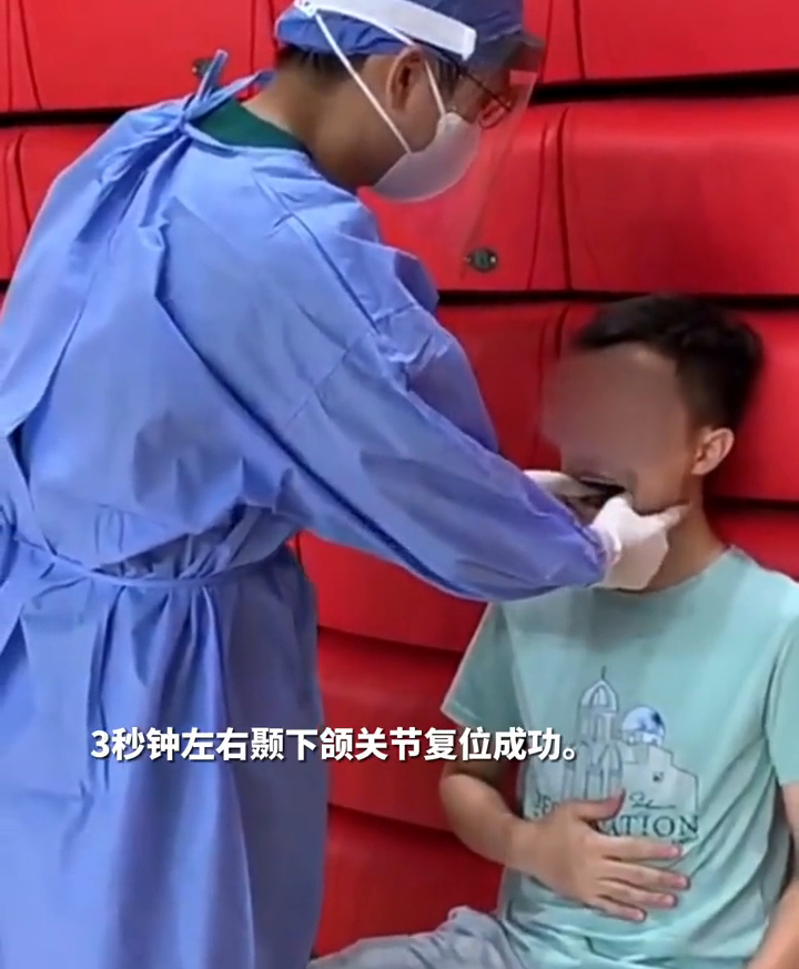嘴别张太大！大学生核酸采样下巴脱臼，口腔科医生3秒为其复位