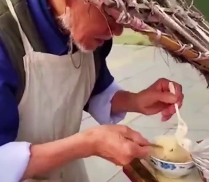 20多年没涨价!86岁“粽子爷爷”卖粽子只要5毛 却没有丝毫马虎 20多年没涨价!86岁“粽子爷爷”卖粽子只要5毛 却没有丝毫马虎