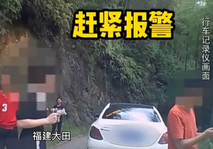 小车坠崖一家三口死里逃生，10分钟前他们才救助过一名老人