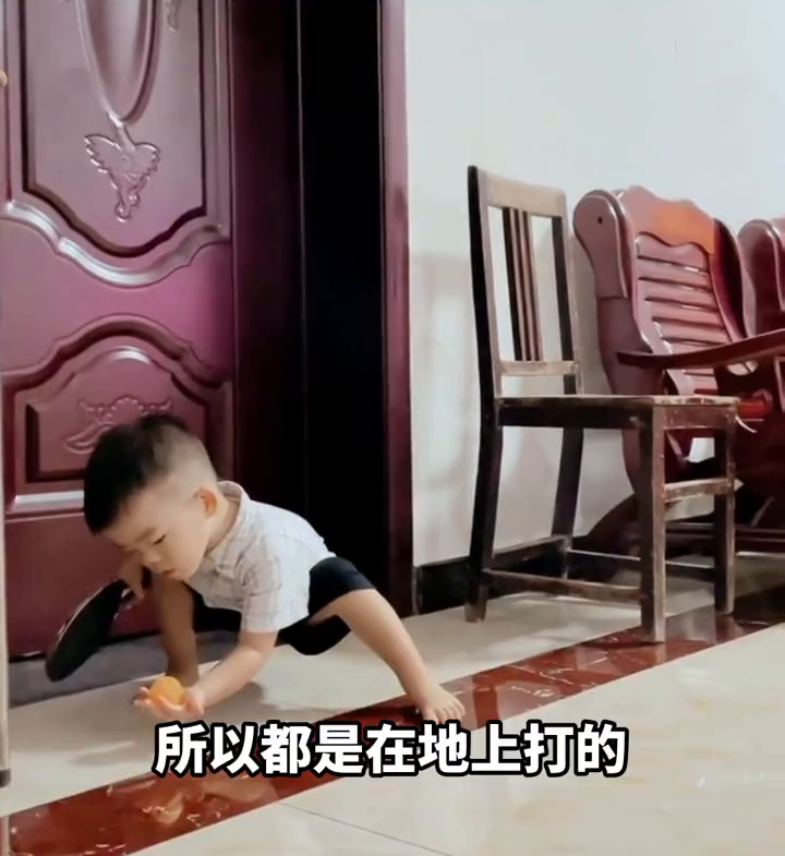 厉害了！萌娃爱上打乒乓球，姿势到位，偶像还是马龙！
