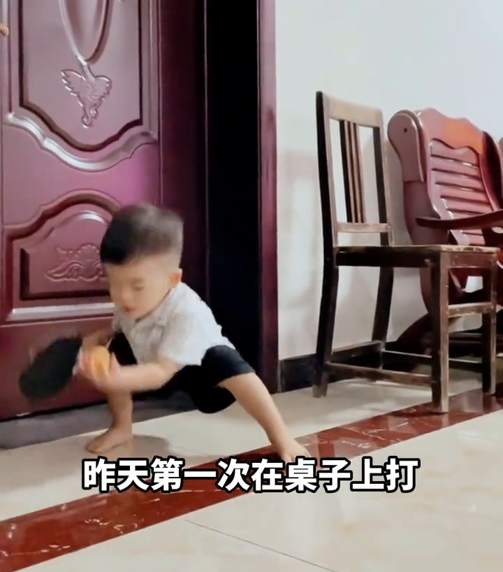 厉害了！萌娃爱上打乒乓球，姿势到位，偶像还是马龙！