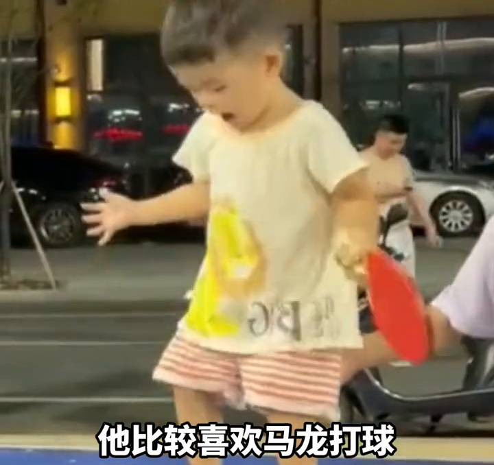 厉害了！萌娃爱上打乒乓球，姿势到位，偶像还是马龙！