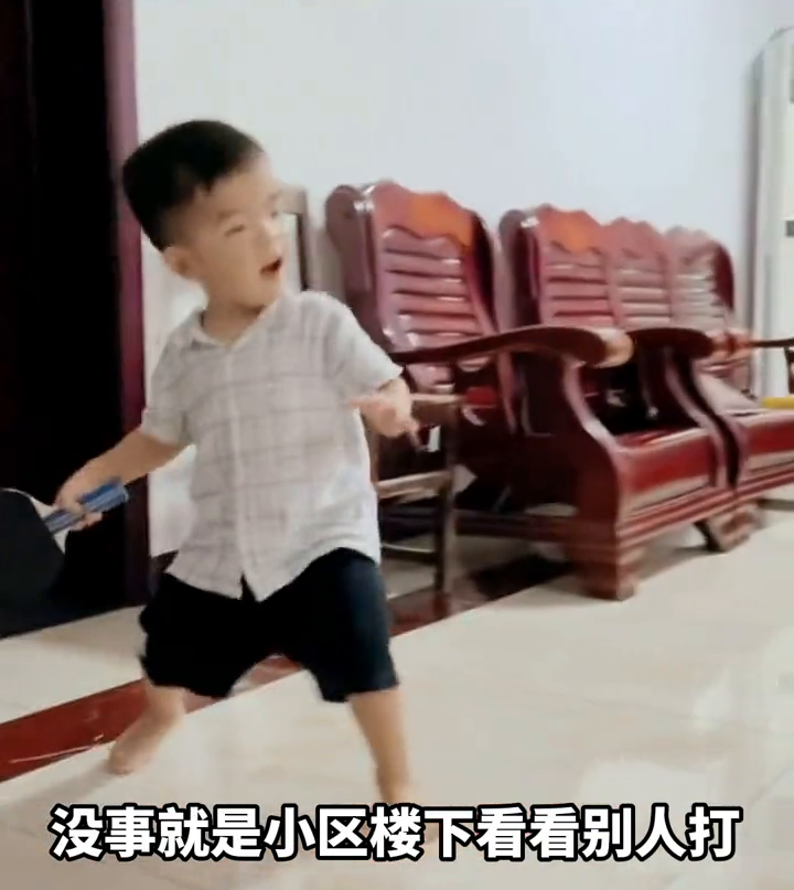厉害了！萌娃爱上打乒乓球，姿势到位，偶像还是马龙！