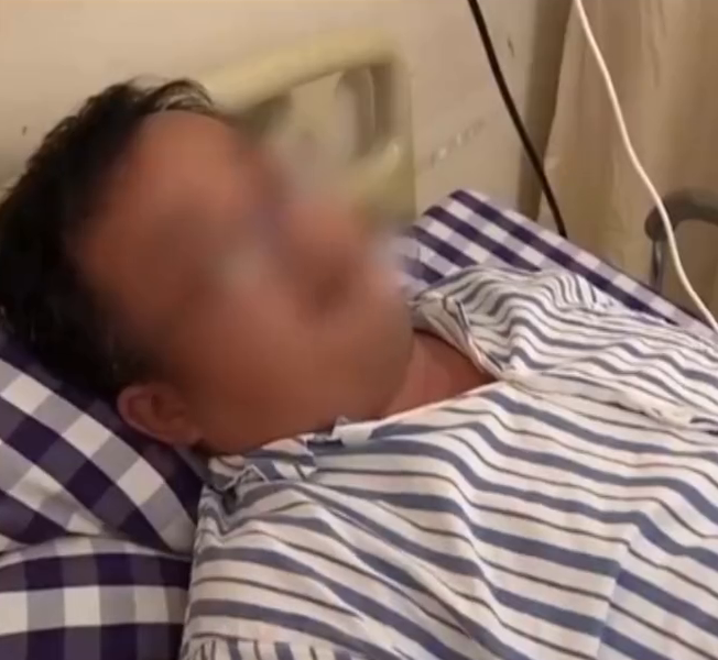 男子抗洪抢险时 穿拖鞋踩草丛被五步蛇咬伤！