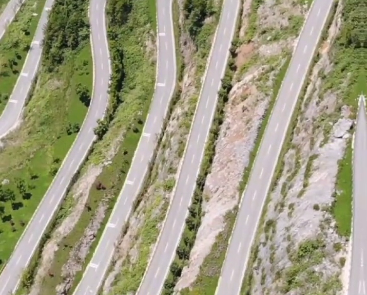 四川达州悬崖峭壁上凿出18道弯的公路 宛如一条巨龙盘绕山间 四川达州悬崖峭壁上凿出18道弯的公路 宛如一条巨龙盘绕山间