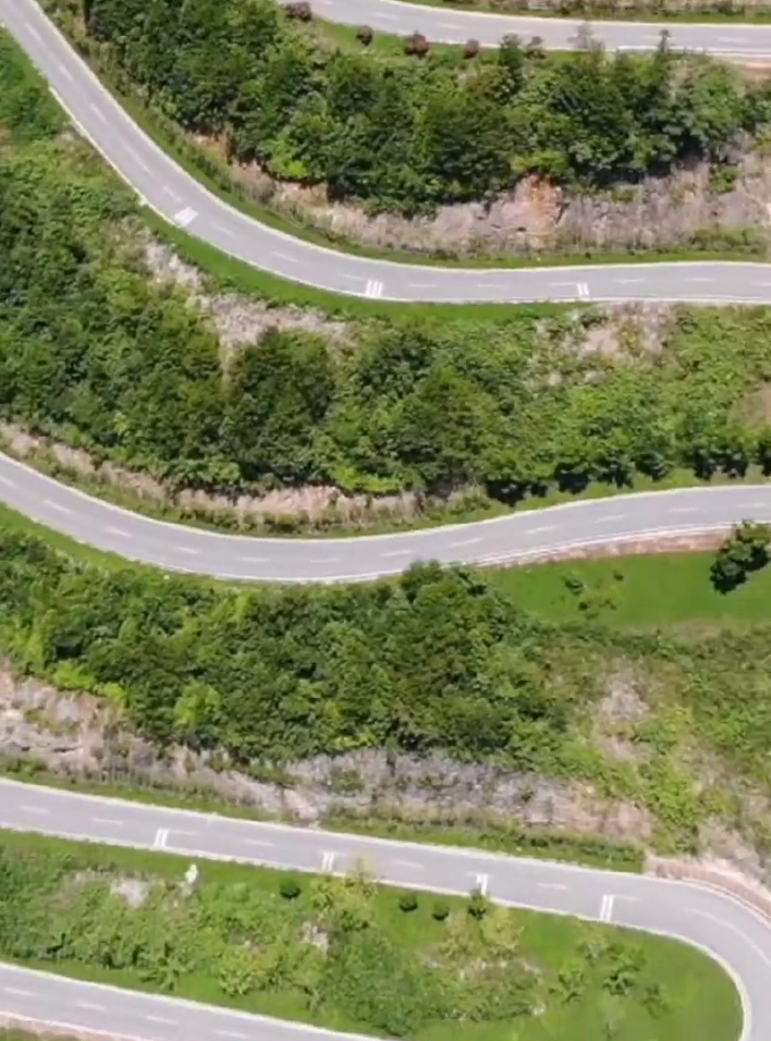 四川达州悬崖峭壁上凿出18道弯的公路 宛如一条巨龙盘绕山间 四川达州悬崖峭壁上凿出18道弯的公路 宛如一条巨龙盘绕山间