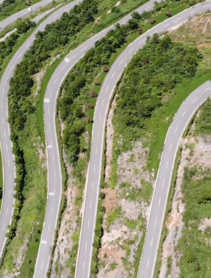 四川达州悬崖峭壁上凿出18道弯的公路 宛如一条巨龙盘绕山间 四川达州悬崖峭壁上凿出18道弯的公路 宛如一条巨龙盘绕山间