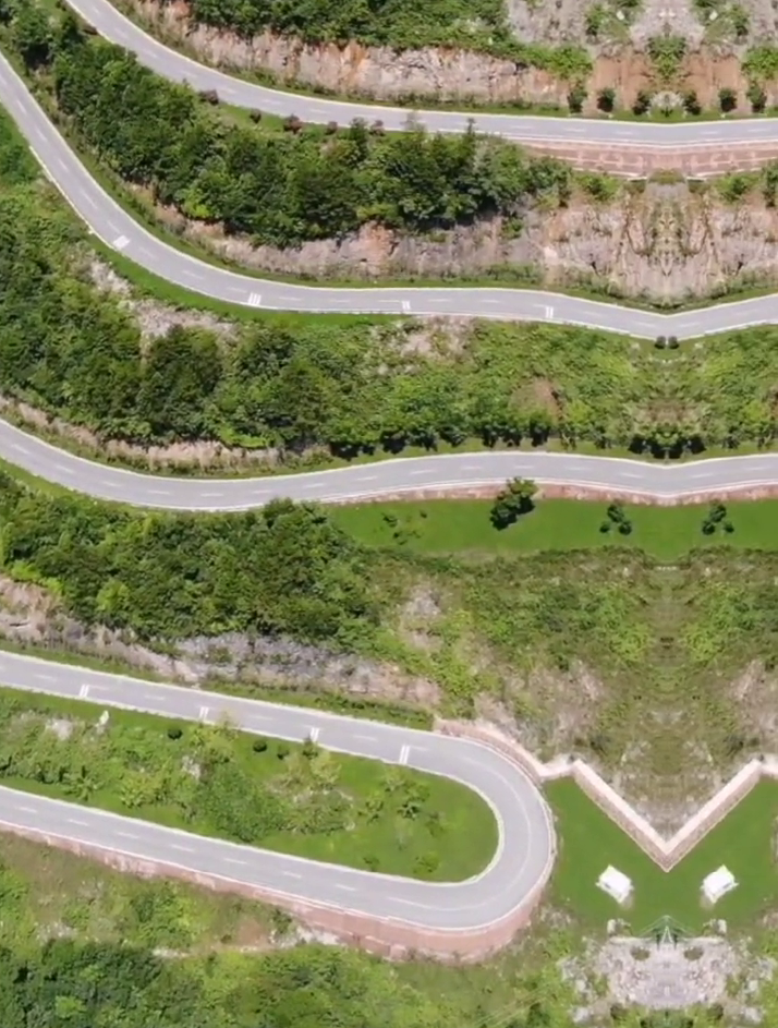 四川达州悬崖峭壁上凿出18道弯的公路 宛如一条巨龙盘绕山间 四川达州悬崖峭壁上凿出18道弯的公路 宛如一条巨龙盘绕山间