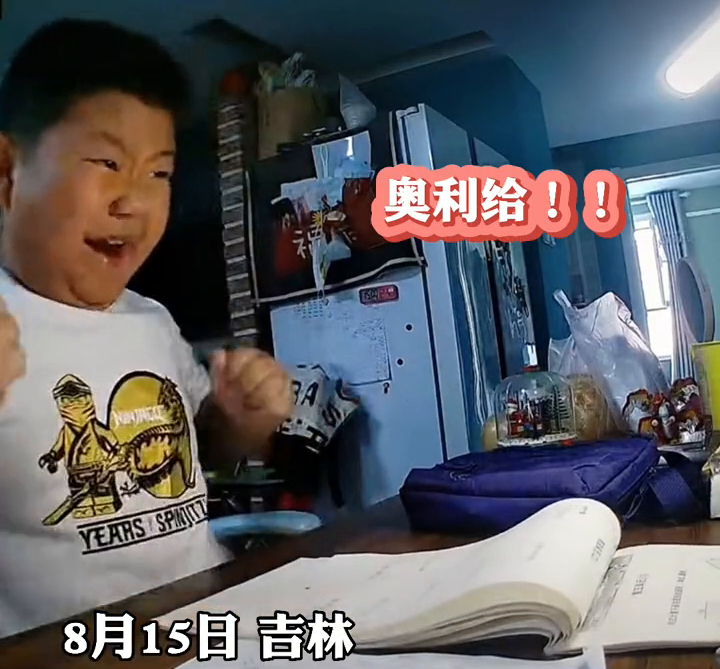 男孩写作业犯困，握拳默念“奥利给”为自己加油！