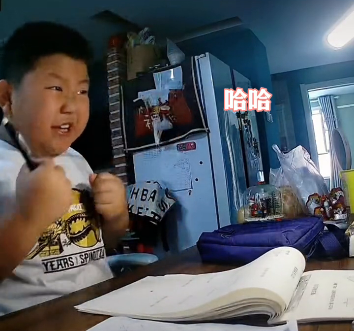 男孩写作业犯困，握拳默念“奥利给”为自己加油！