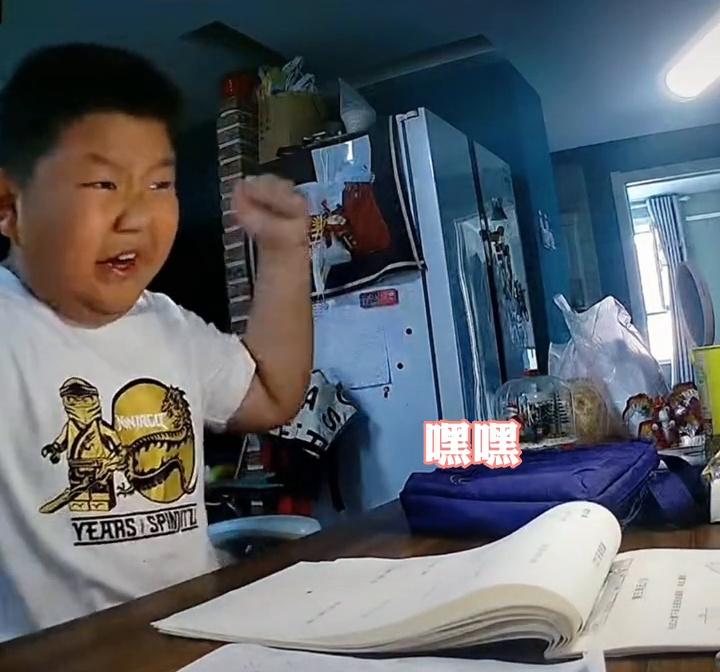 男孩写作业犯困，握拳默念“奥利给”为自己加油！