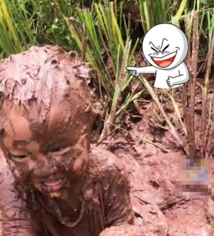 萌娃稻田玩泥巴秒变小泥人 妈妈在一旁淡定拍视频留念