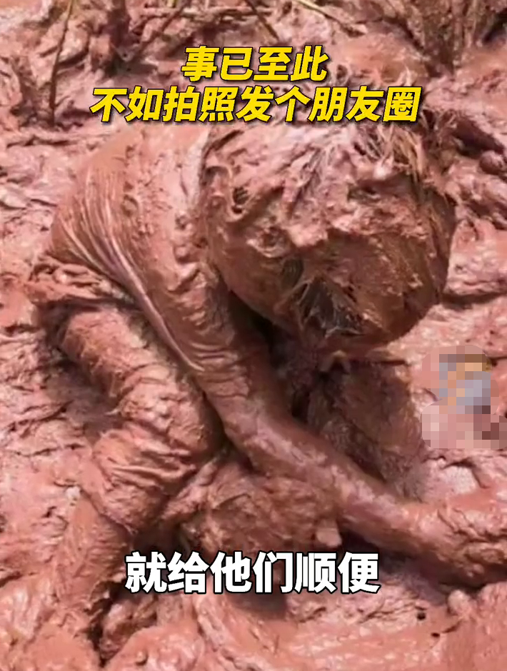 萌娃稻田玩泥巴秒变小泥人 妈妈在一旁淡定拍视频留念