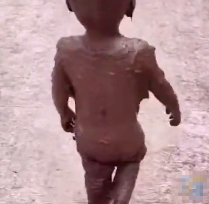 萌娃稻田玩泥巴秒变小泥人 妈妈在一旁淡定拍视频留念