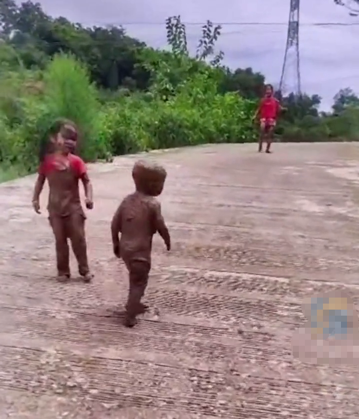 萌娃稻田玩泥巴秒变小泥人 妈妈在一旁淡定拍视频留念
