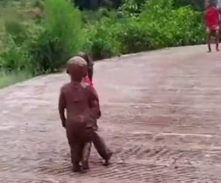 萌娃稻田玩泥巴秒变小泥人 妈妈在一旁淡定拍视频留念