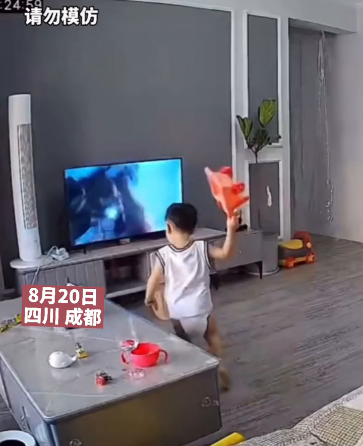 入戏太深！奥特曼被欺负，2岁宝宝砸电视报仇