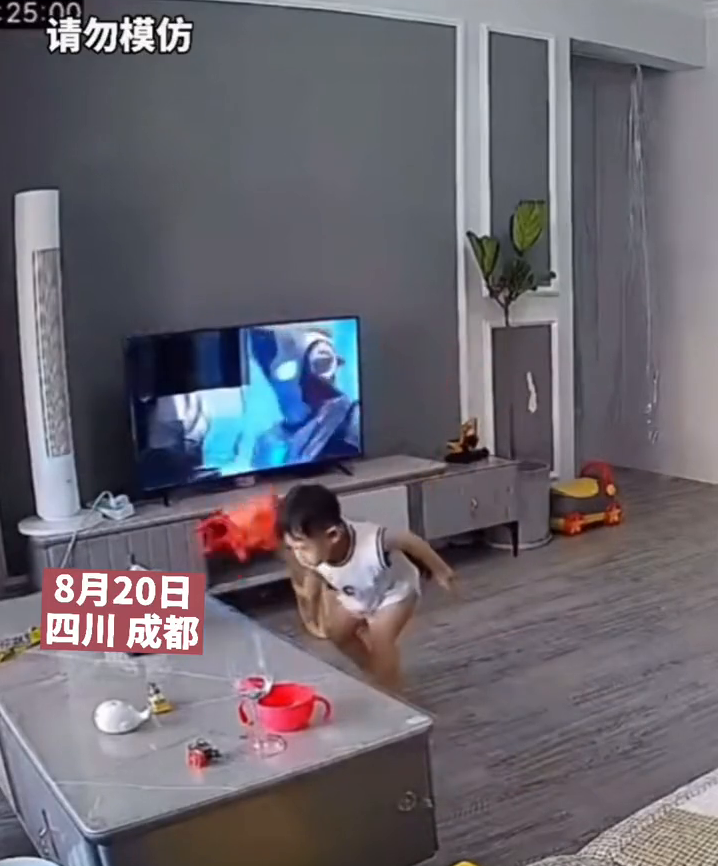 入戏太深！奥特曼被欺负，2岁宝宝砸电视报仇