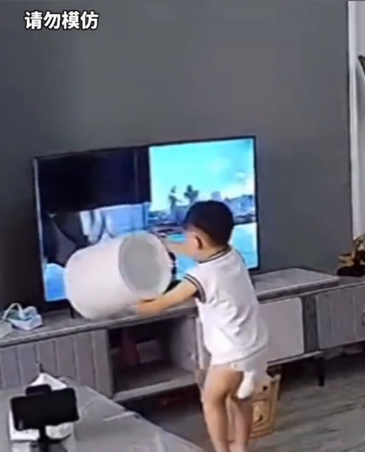 入戏太深！奥特曼被欺负，2岁宝宝砸电视报仇