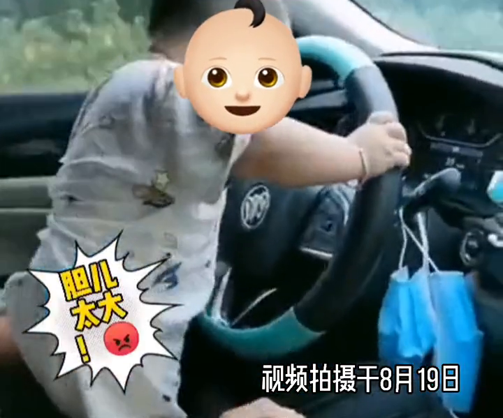 胆儿太大！男子朋友圈炫耀2岁宝宝开车被处罚