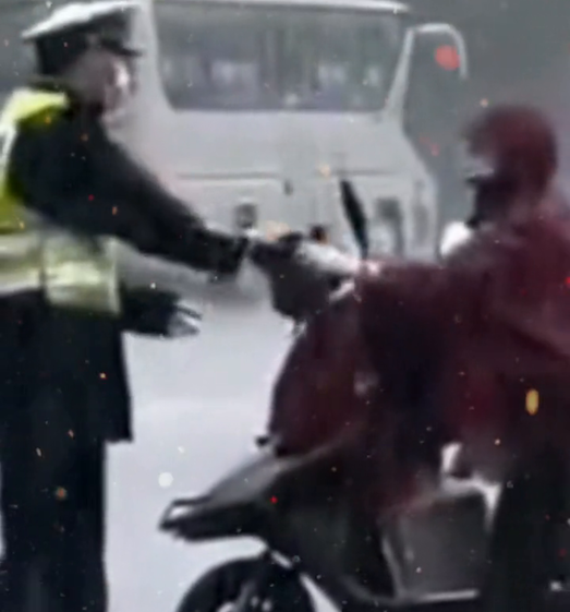 推辞不了的爱！交警冒暴雨中执勤，市民骑电车冒雨送伞