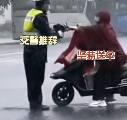 推辞不了的爱！交警冒暴雨中执勤，市民骑电车冒雨送伞