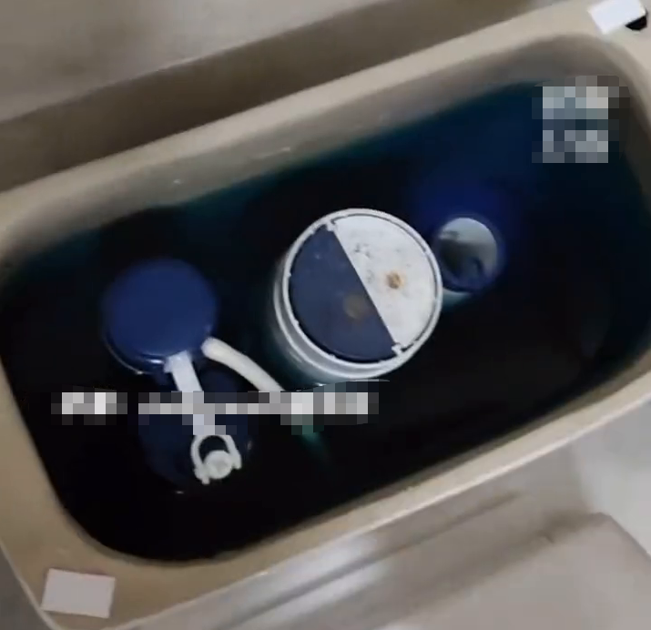 马桶放入洁厕灵厨房水变蓝 男子：一直在喝厕所的水？