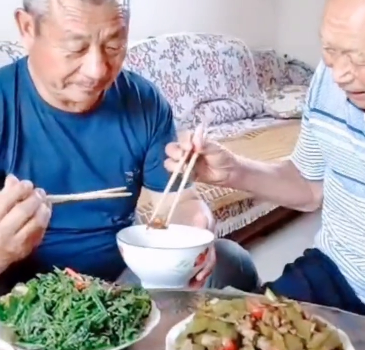 70岁老人过生日，95岁爸爸为他夹红烧肉吃，网友：最大的幸福
