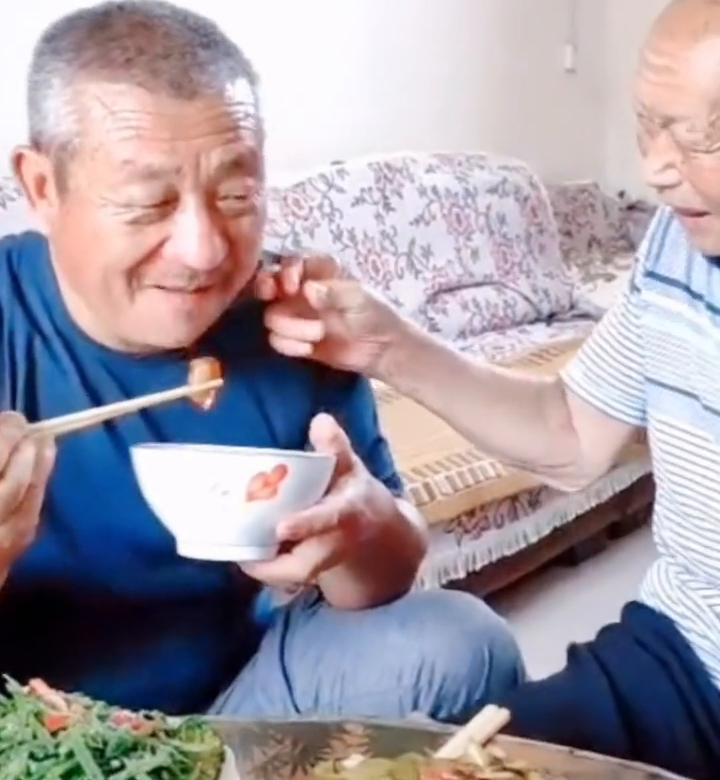 70岁老人过生日，95岁爸爸为他夹红烧肉吃，网友：最大的幸福