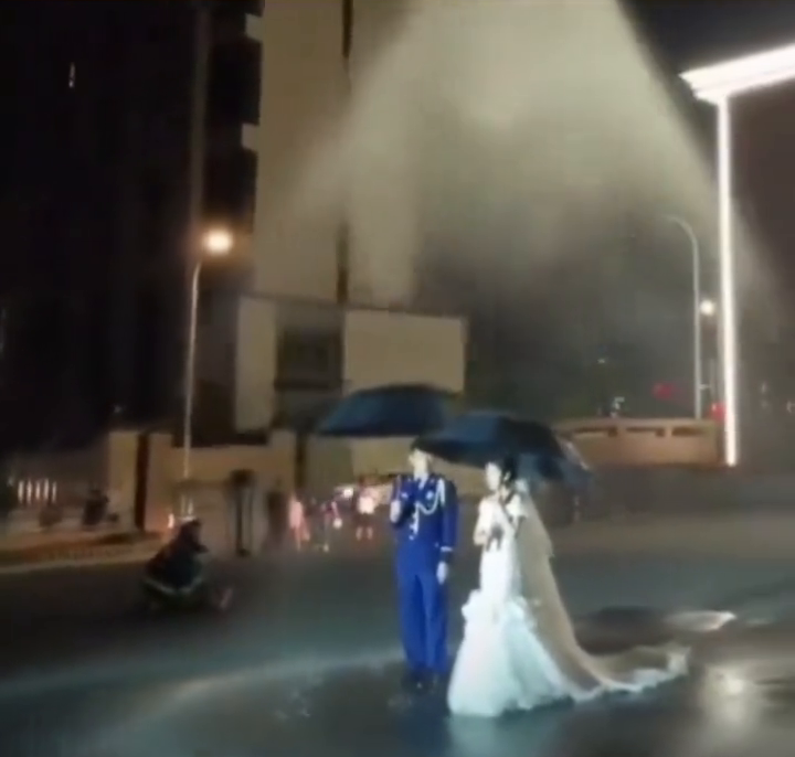 消防员拍雨中婚纱照遭战友“加压”， 网友：听出了“羨慕嫉妒”
