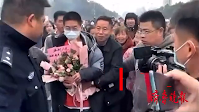 孙海洋孙卓回到湖北监利老家，众多亲友到现场迎接祝贺