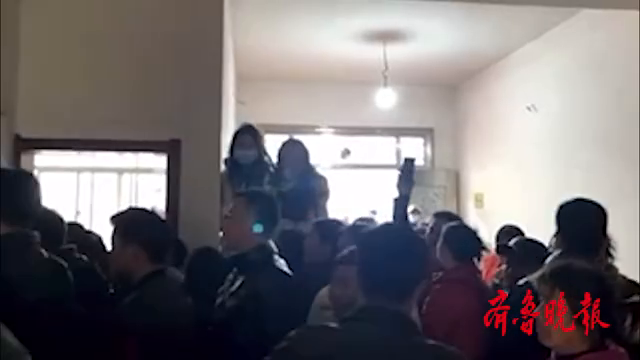 孙海洋孙卓回到湖北监利老家，众多亲友到现场迎接祝贺