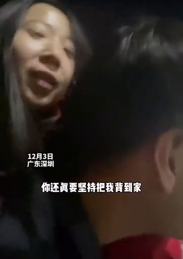 男生喝多了坚持背女友回家：这辈子都不可以放下你！