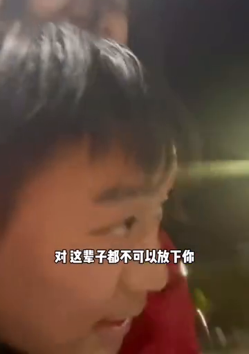 男生喝多了坚持背女友回家：这辈子都不可以放下你！