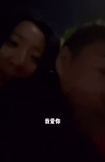 男生喝多了坚持背女友回家：这辈子都不可以放下你！