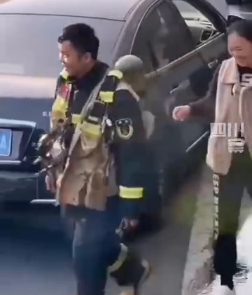 满眼怜爱！消防员出警偶遇妈妈，被宠溺摸头