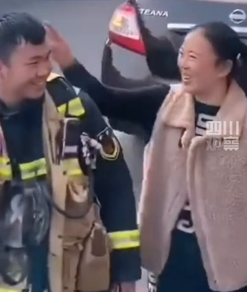 满眼怜爱！消防员出警偶遇妈妈，被宠溺摸头